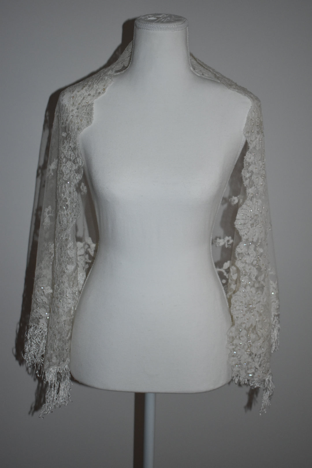 Vintage 1970s Spanish Ivory Lace Mantilla