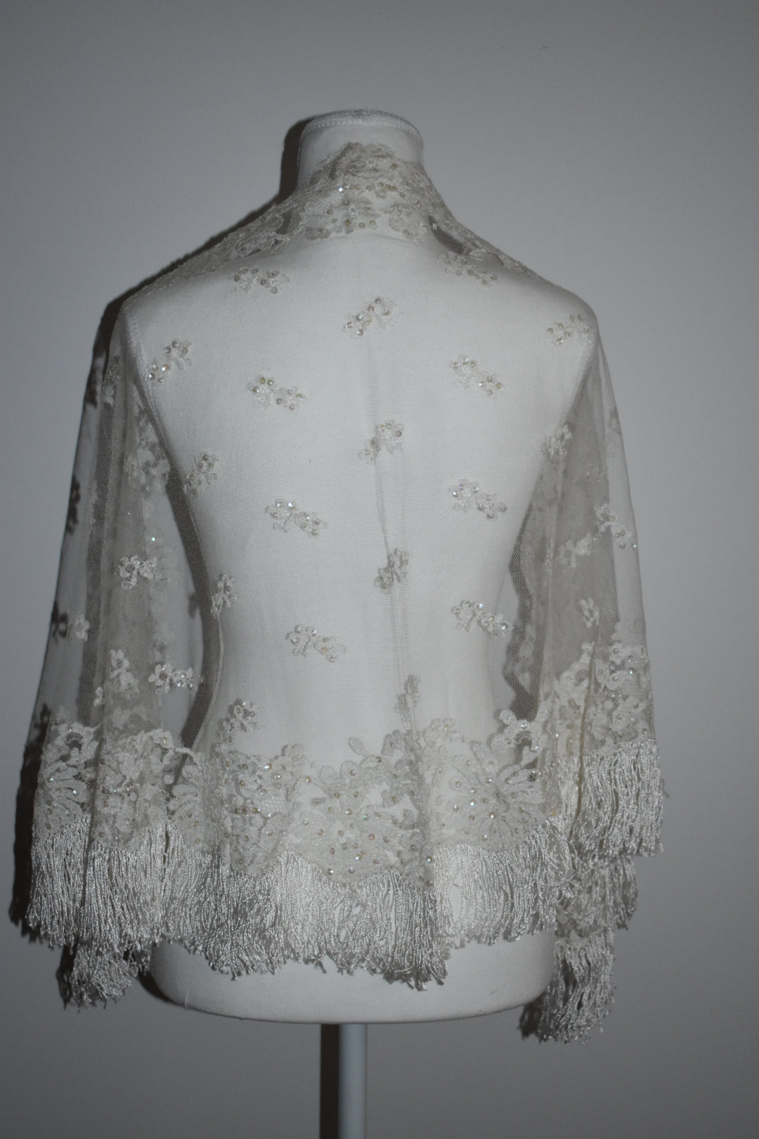 Vintage 1970s Spanish Ivory Lace Mantilla